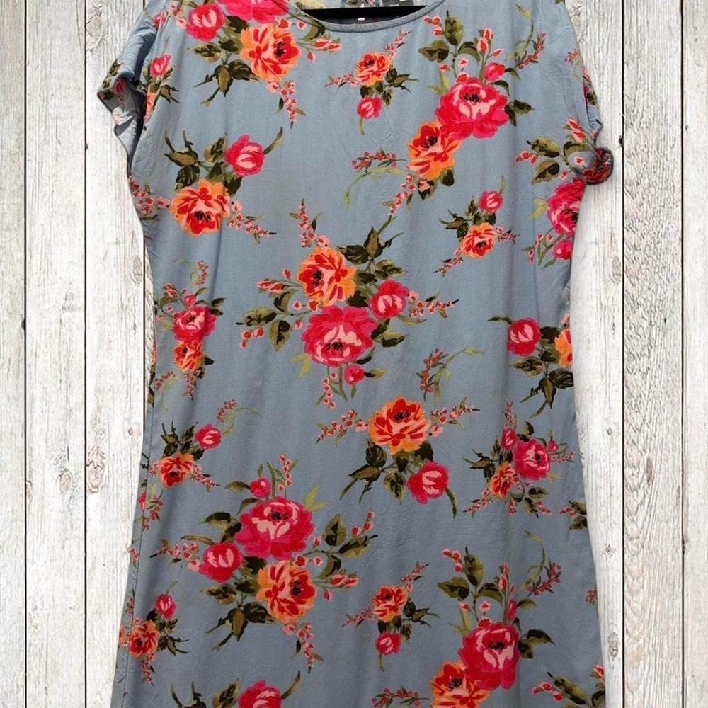Blue floral midi dress with short sleeves and a scoop neckline. Size: S